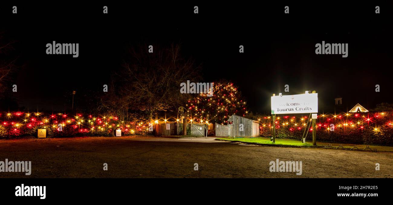 Noël.Les lumières festives de bon goût à l'entrée du centre de l'artisanat Taurus.Un site de Camphill Village. Banque D'Images