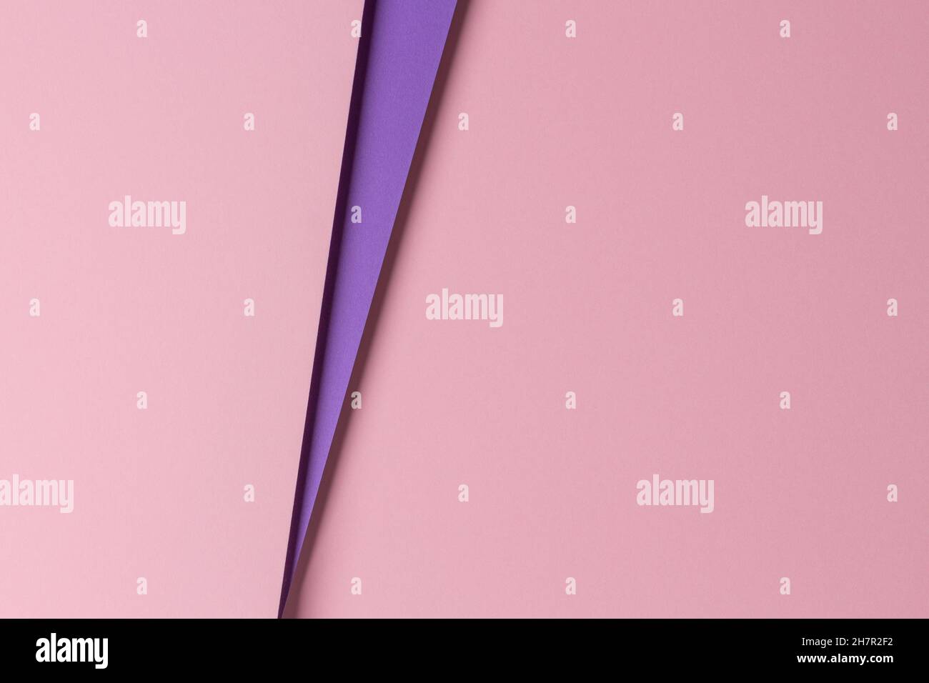 Résumé géométrique de papier rose pastel et violet avec espace de copie Banque D'Images