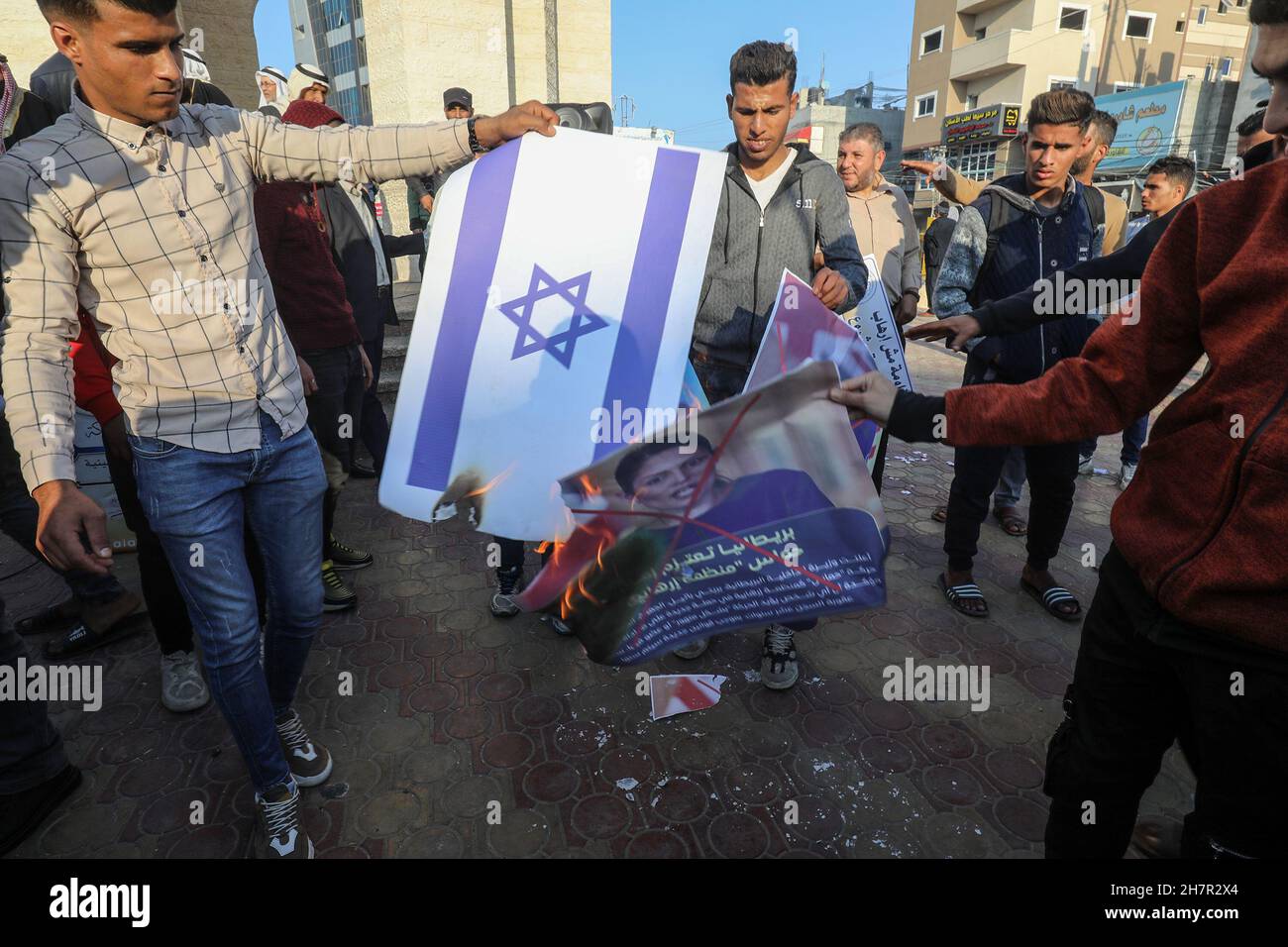 Les Palestiniens protestent contre la désignation possible du Hamas par la Grande-Bretagne.Un « groupe terroriste », à Rafah, dans le sud de la bande de Gaza, le 23 novembre 2021. Banque D'Images