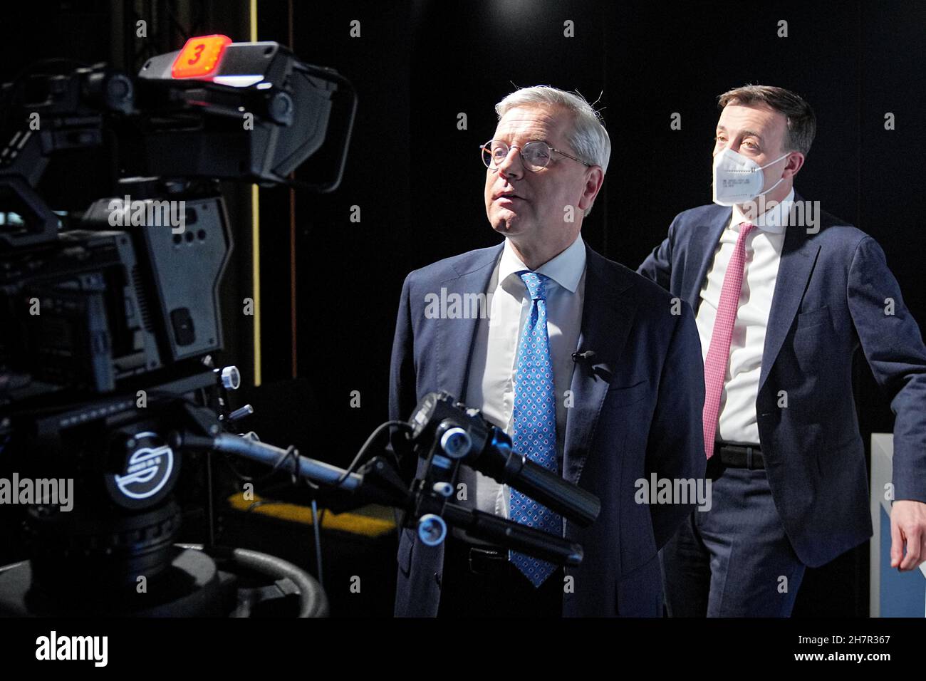 Berlin, Allemagne.24 novembre 2021.Norbert Röttgen (M), membre CDU du Bundestag, se présente comme candidat à la présidence du parti CDU aux membres CDU dans le format 'CDU Live' à la Maison Konrad Adenauer, à côté de lui est Paul Ziemiak, Secrétaire général de la CDU.Credit: Michael Kappeller/dpa/Alay Live News Banque D'Images