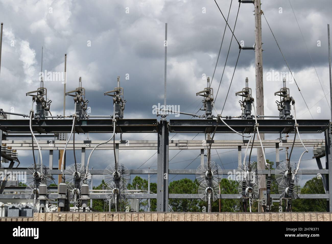 Vue en gros plan des composants électriques d'une sous-station électrique. Banque D'Images