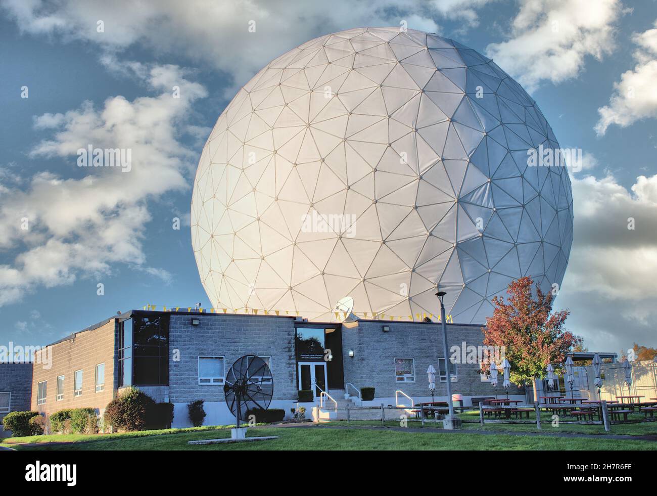 Dôme de protection pour antenne parabolique à l'Observatoire du MIT, Massachusetts.L'antenne parabolique à l'intérieur est utilisée pour l'imagerie radar par satellite et la radioastronomie. Banque D'Images