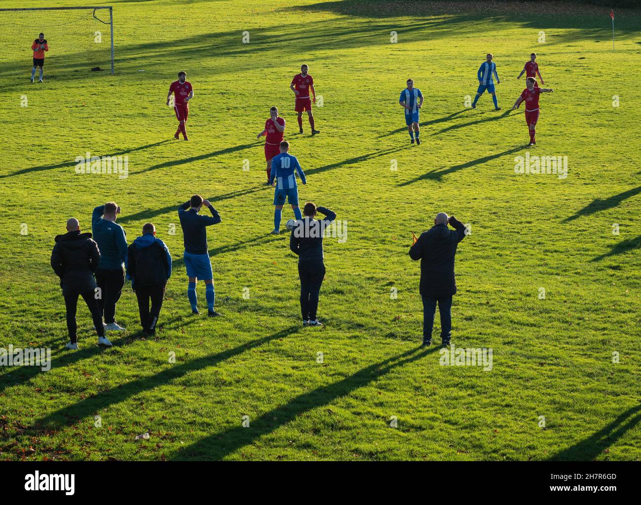 Dimanche après-midi football amateur au campus de Crichton, Dumfries, Écosse. Banque D'Images