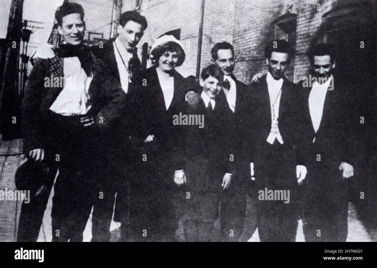 Une photo rare de toute la famille Marx vers 1915.De gauche à droite : Groucho, Gummo, Minnie, Zeppo, Sam (Français),Chico, Harpo. Banque D'Images