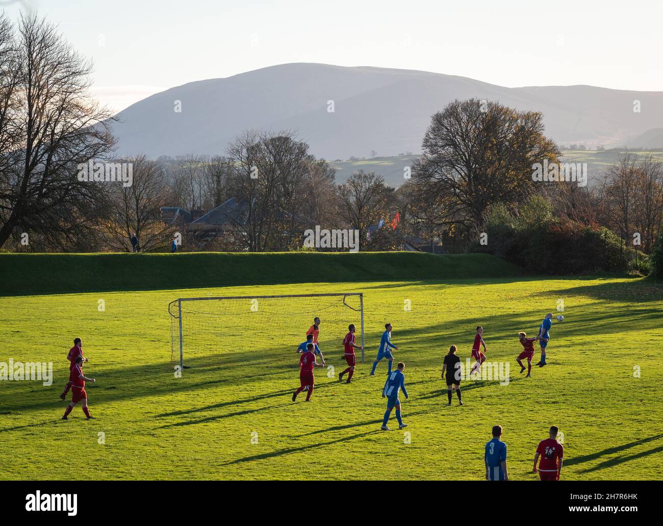 Dimanche après-midi football amateur au campus de Crichton, Dumfries, Écosse, avec Criffel au loin. Banque D'Images