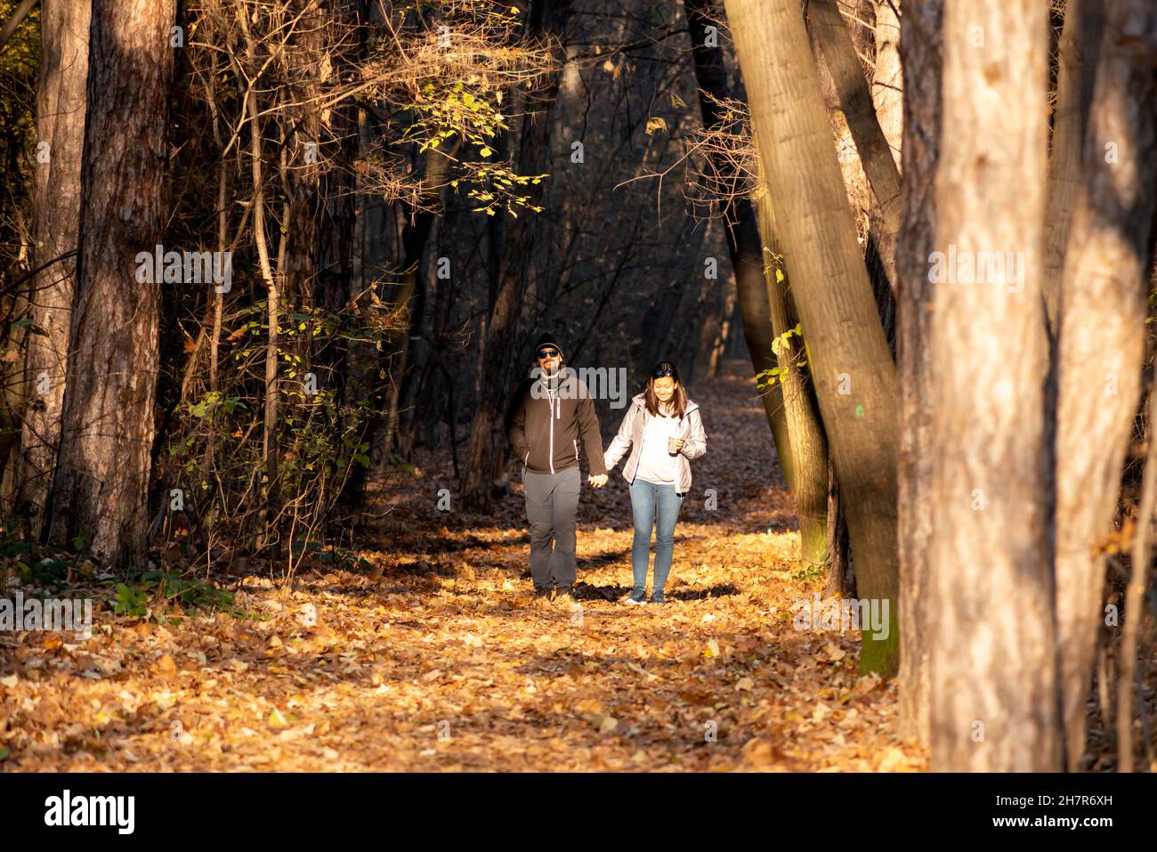 Couple de parc de la ville marchant dans le parc le beau jour d'automne à Sofia Bulgarie, Europe de l'est, Balkans, UE Banque D'Images