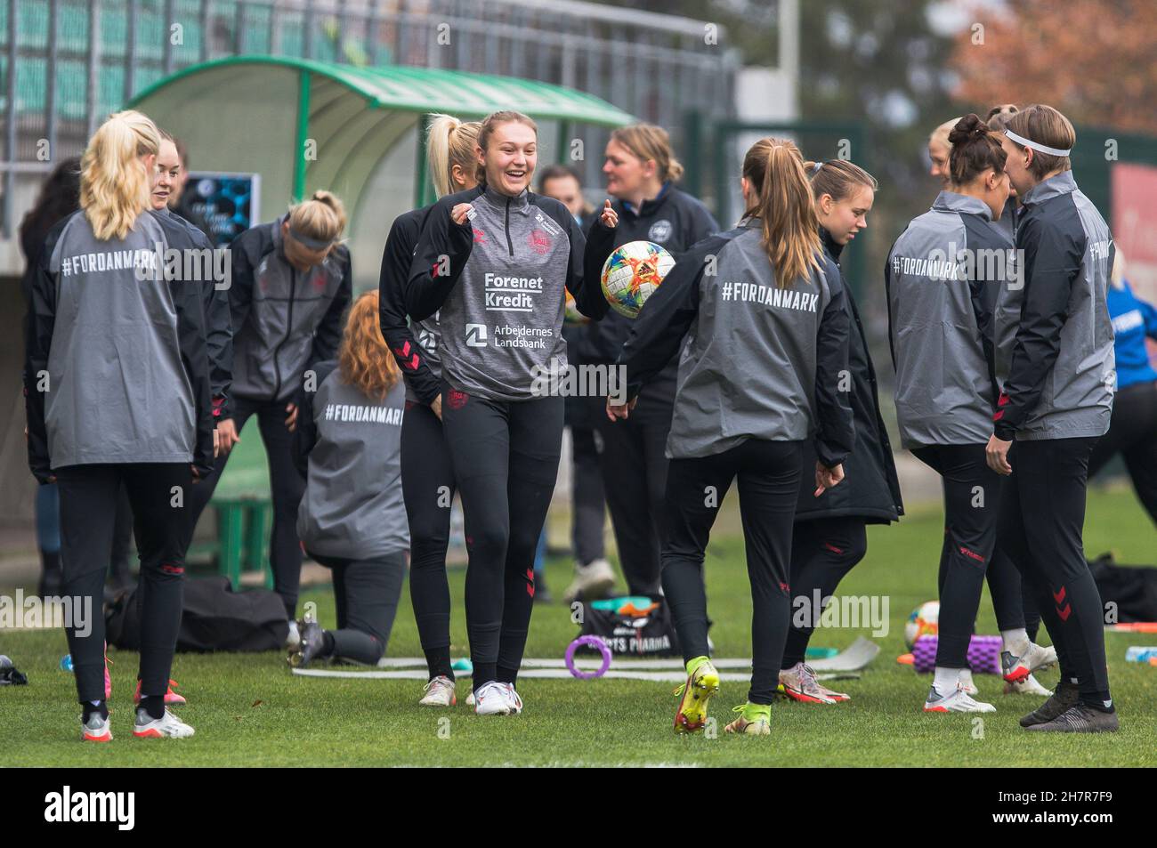 Zenica, Bosnie-Herzégovine, 24 novembre 2021.Les joueurs du Danemark se réchauffent lors de la session de formation des femmes du Danemark à Zenica.24 novembre 2021.Crédit : Nikola Krstic/Alay Banque D'Images