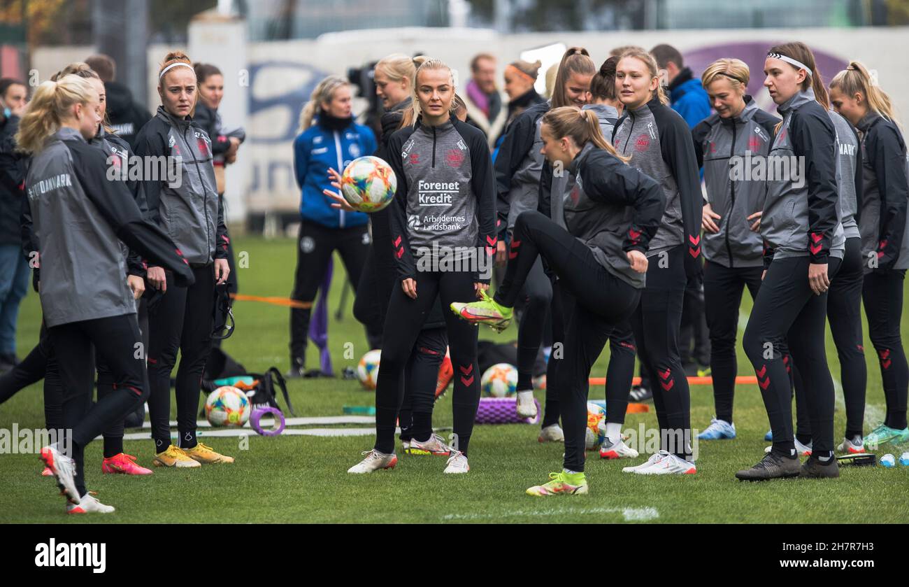 Zenica, Bosnie-Herzégovine, 24 novembre 2021.Les joueurs du Danemark se réchauffent lors de la session de formation des femmes du Danemark à Zenica.24 novembre 2021.Crédit : Nikola Krstic/Alay Banque D'Images