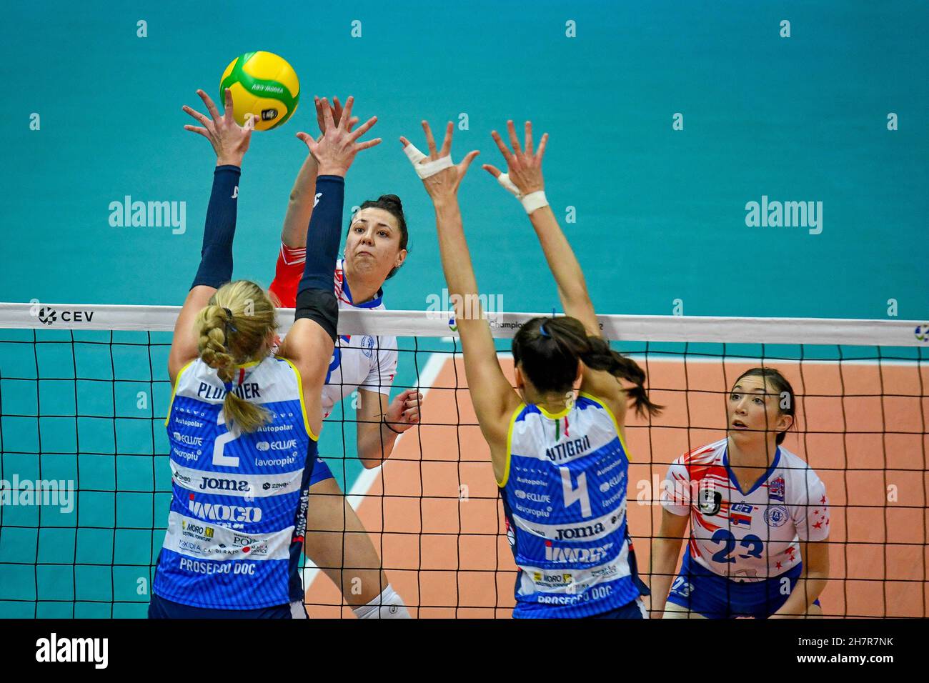 PalaVerde, Trévise, Italie, 24 novembre 2021,Pic de Sara Pavlovic (ZOK Ub) et bloc de Kathryn Rose Plummer (Conegliano) et Bozana Butigan (Conegliano) pendant A. Carraro Imoco Conegliano vs ZOK Ub Serbie - CEV Champions League femmes volley-ball match Banque D'Images