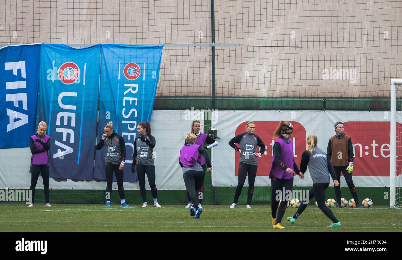Zenica, Bosnie-Herzégovine, 24 novembre 2021.Les joueurs du Danemark se réchauffent lors de la session de formation des femmes du Danemark à Zenica.24 novembre 2021.Crédit : Nikola Krstic/Alay Banque D'Images