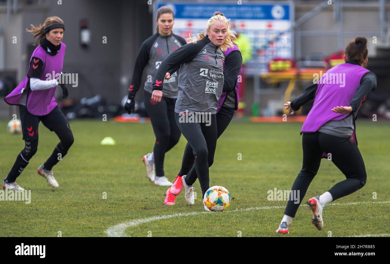 ZENICA, BOSNIE-HERZÉGOVINE - NOVEMBRE 24 : au cours de la session de formation des femmes au Centre de formation de football de la FF BH, le 24 novembre 2021 à Zenica, Bosnie-Herzégovine.(Photo de Nikola Krstic/MB Media/Getty Images) Banque D'Images