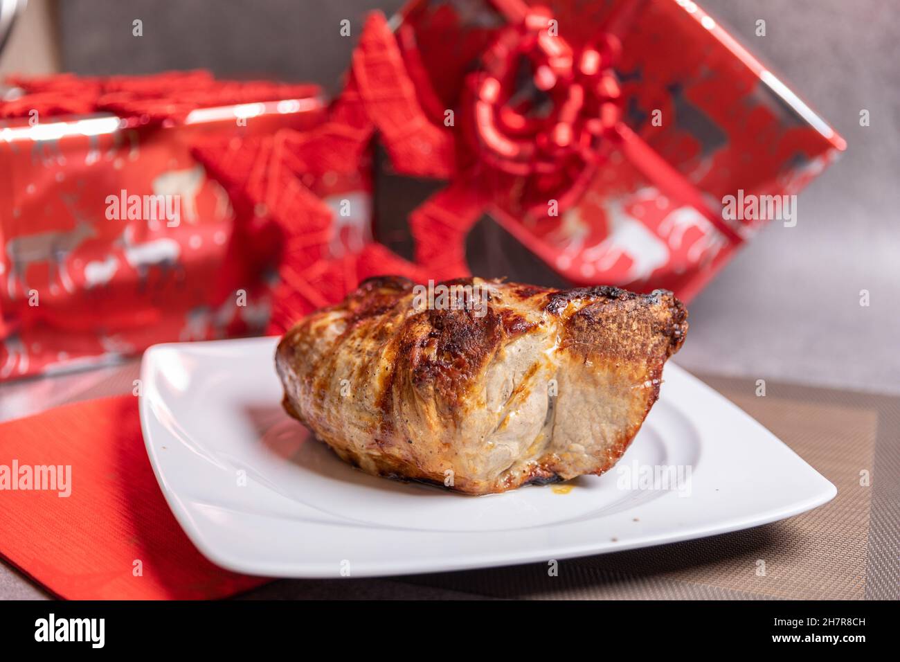 Dîner de Noël, rôti de porc cuit au four, viande glacée épicée Banque D'Images