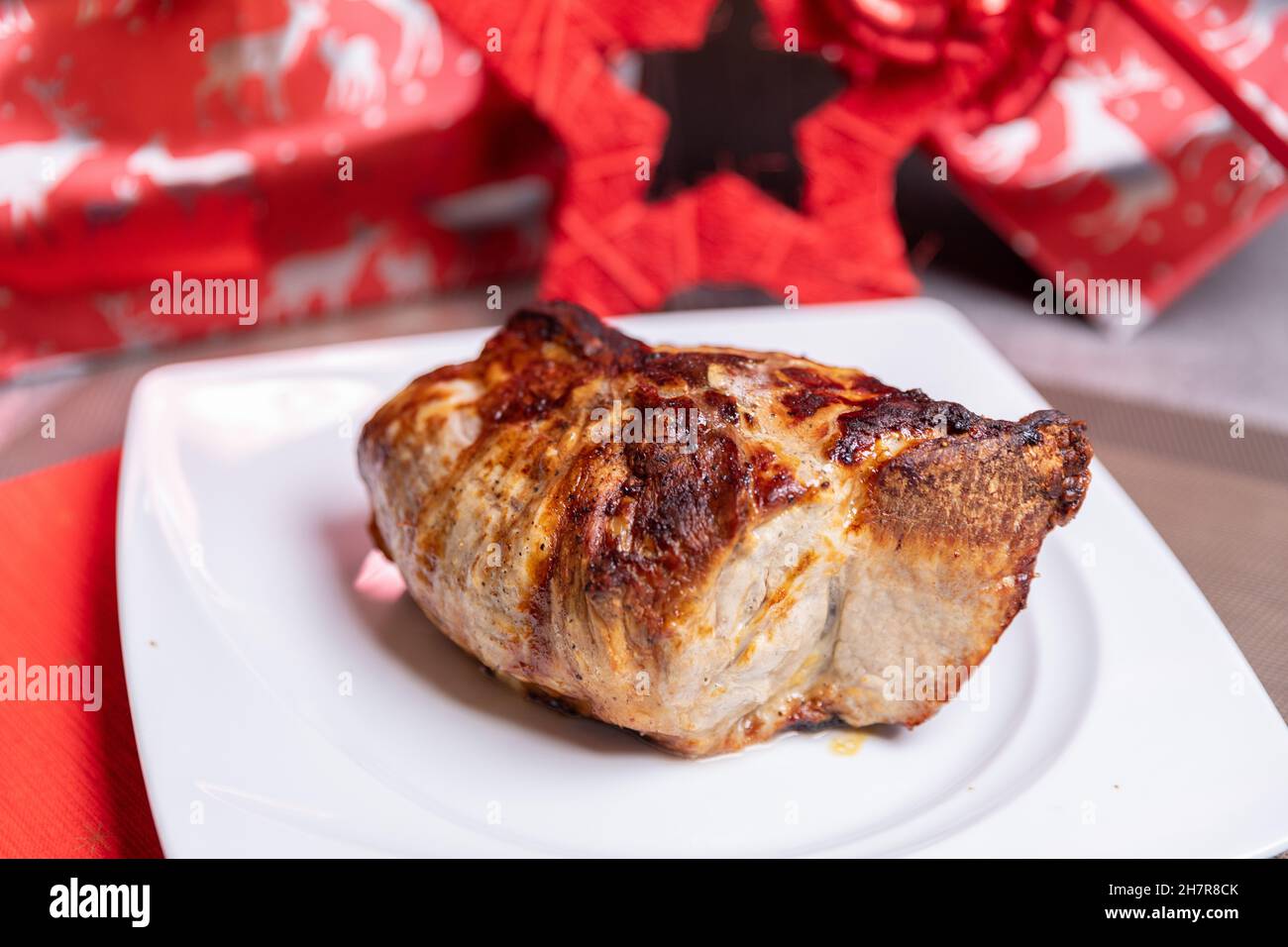 Dîner de Noël, rôti de porc cuit au four, viande glacée épicée Banque D'Images