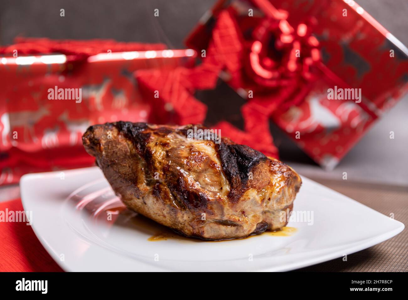 Dîner de Noël, rôti de porc cuit au four, viande glacée épicée Banque D'Images