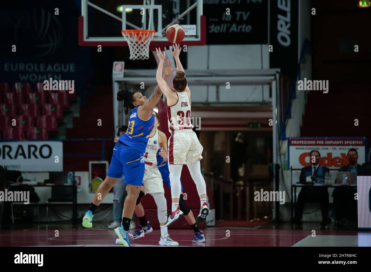 Palasport Taliercio, Venise, Italie, 24 novembre 2021,Beatrice Attura (Umana Reyer Venezia) et Elodie Naigre (BLMA Montpellier) pendant Umana Reyer Venezia vs BLMA Montpellier - Basketball EuroLeague Women Championship Banque D'Images