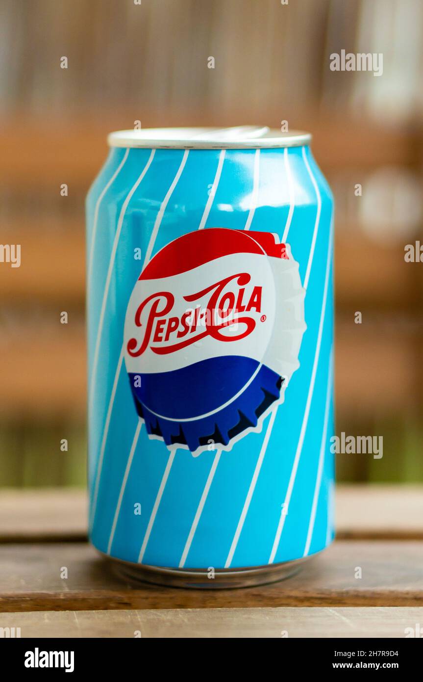 POZNAN, POLOGNE - 10 septembre 2018 : le cliché sélectif d'une ancienne édition de Pepsi cola peut être tourné sur un bois Banque D'Images