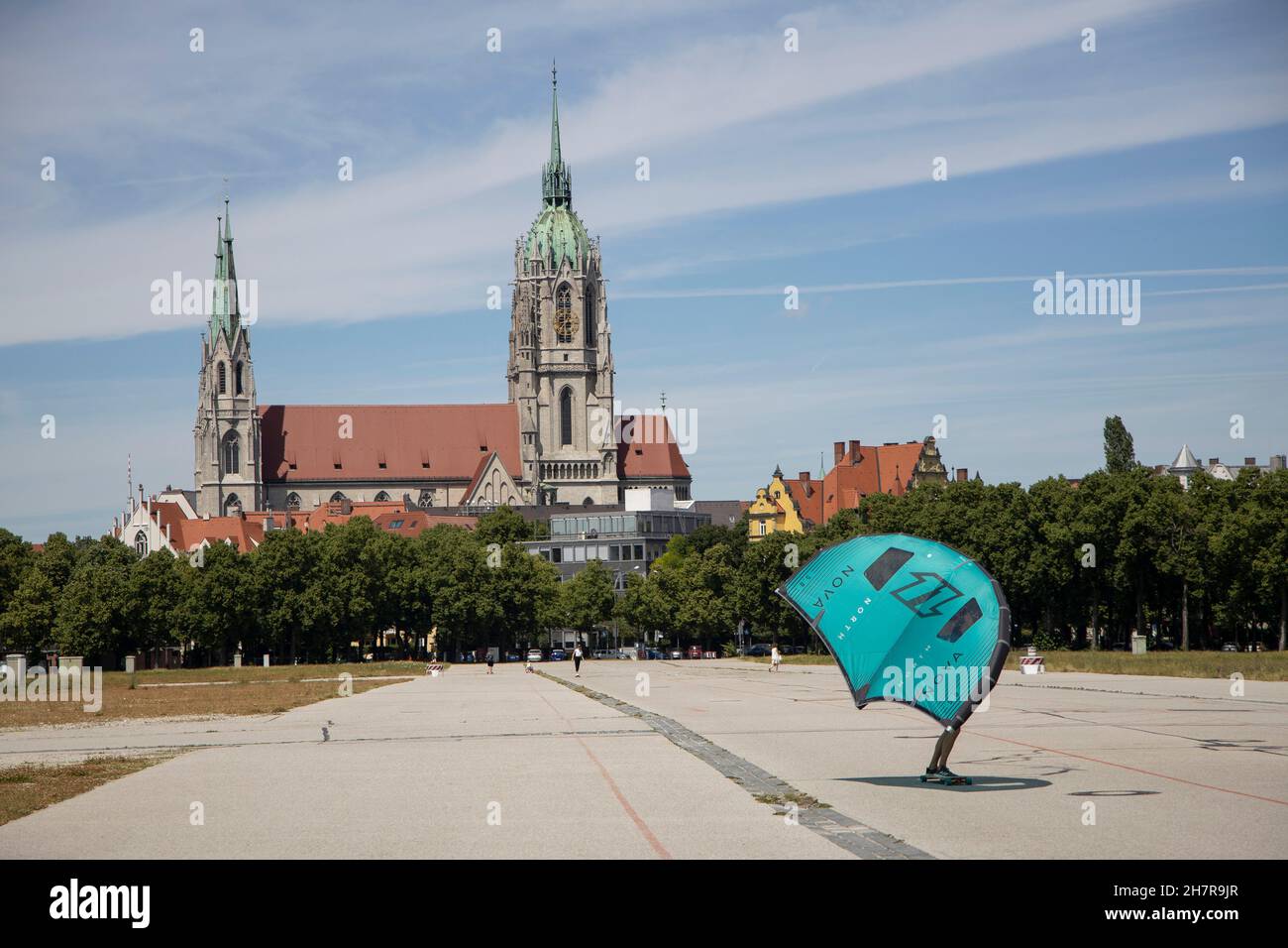 Windfoil skater en action sur Theresienwiese en face de la cathédrale Saint-Paul à Munich, Bavière, Allemagne. Banque D'Images
