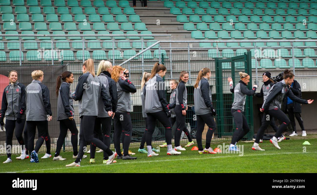 Zenica, Bosnie-Herzégovine, 24 novembre 2021.Les joueurs du Danemark se réchauffent lors de la session de formation des femmes du Danemark à Zenica.24 novembre 2021.Crédit : Nikola Krstic/Alay Banque D'Images
