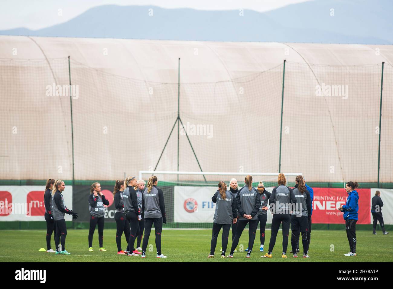 Zenica, Bosnie-Herzégovine, 24 novembre 2021.Les joueurs du Danemark se réchauffent lors de la session de formation des femmes du Danemark à Zenica.24 novembre 2021.Crédit : Nikola Krstic/Alay Banque D'Images