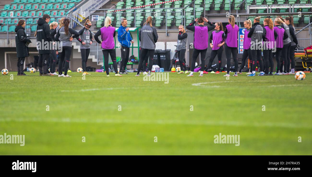 Zenica, Bosnie-Herzégovine, 24 novembre 2021.Les joueurs du Danemark se réchauffent lors de la session de formation des femmes du Danemark à Zenica.24 novembre 2021.Crédit : Nikola Krstic/Alay Banque D'Images