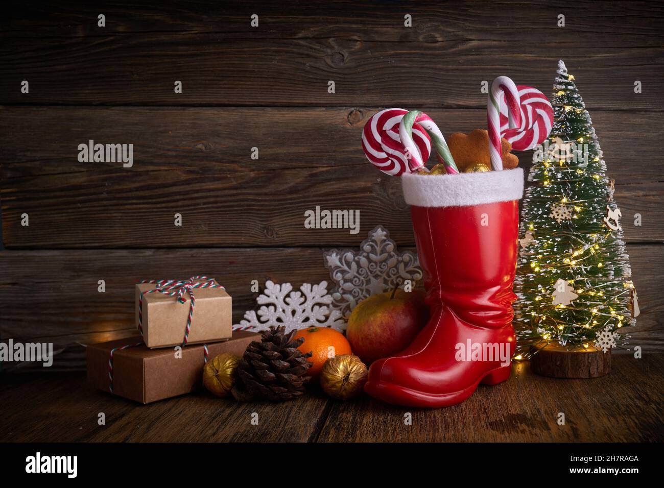 Le Père Noël s'amorce avec des bonbons et des cadeaux pour la Saint-Nicolas le 6 décembre. Banque D'Images