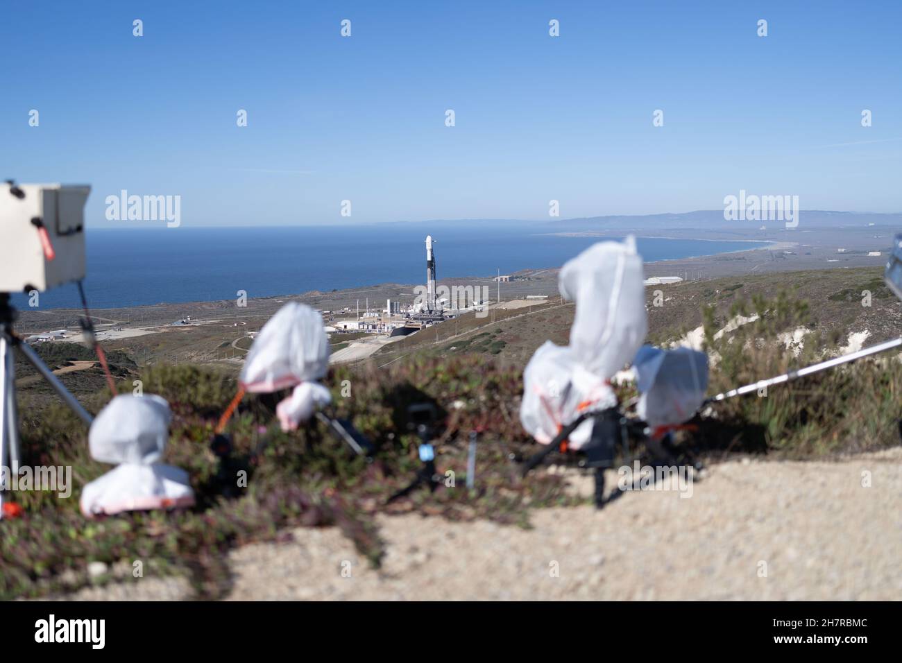 23 novembre 2021 ; Vandenberg, Californie, États-Unis; la mission double Asteroid redirection test (DART), la première mission d’essai de défense planétaire à grande échelle au monde, se prépare au décollage de la base spatiale de Vandenberg à bord d’une fusée SpaceX Falcon 9. Au premier plan, des caméras distantes sont configurées pour capturer le lancement. (Stan Szeto / image du sport) Banque D'Images