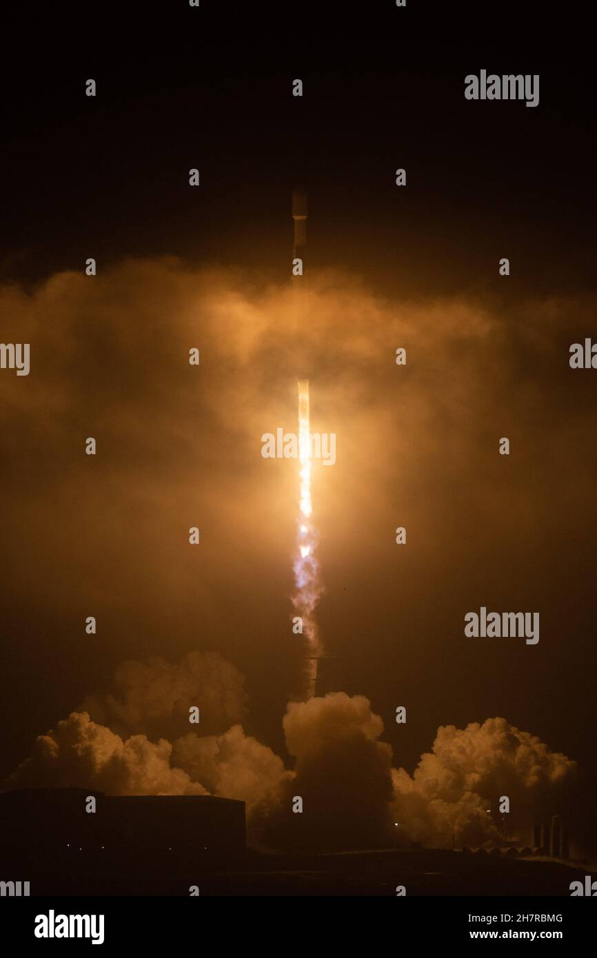 23 novembre 2021 ; Vandenberg, Californie, États-Unis; la mission double Asteroid redirection test (DART), la première mission d’essai de défense planétaire à grande échelle au monde, décolle de la base spatiale de Vandenberg à bord d’une fusée SpaceX Falcon 9. (Stan Szeto / image du sport) Banque D'Images