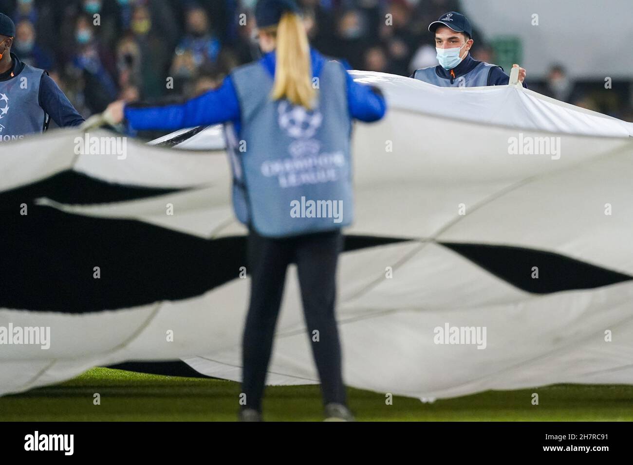 BRUGGE, BELGIQUE - NOVEMBRE 24 : un bonhomme de balle de l'UEFA portant un masque buccal avec une bannière géante du logo de la Ligue des champions lors du match de l'UEFA Champions League entre Besiktas et Ajax à Jan Breydelstadion le 24 novembre 2021 à Brugge, Belgique (photo d'Orange Pictures) crédit :Orange pics BV/Alay Live News Banque D'Images