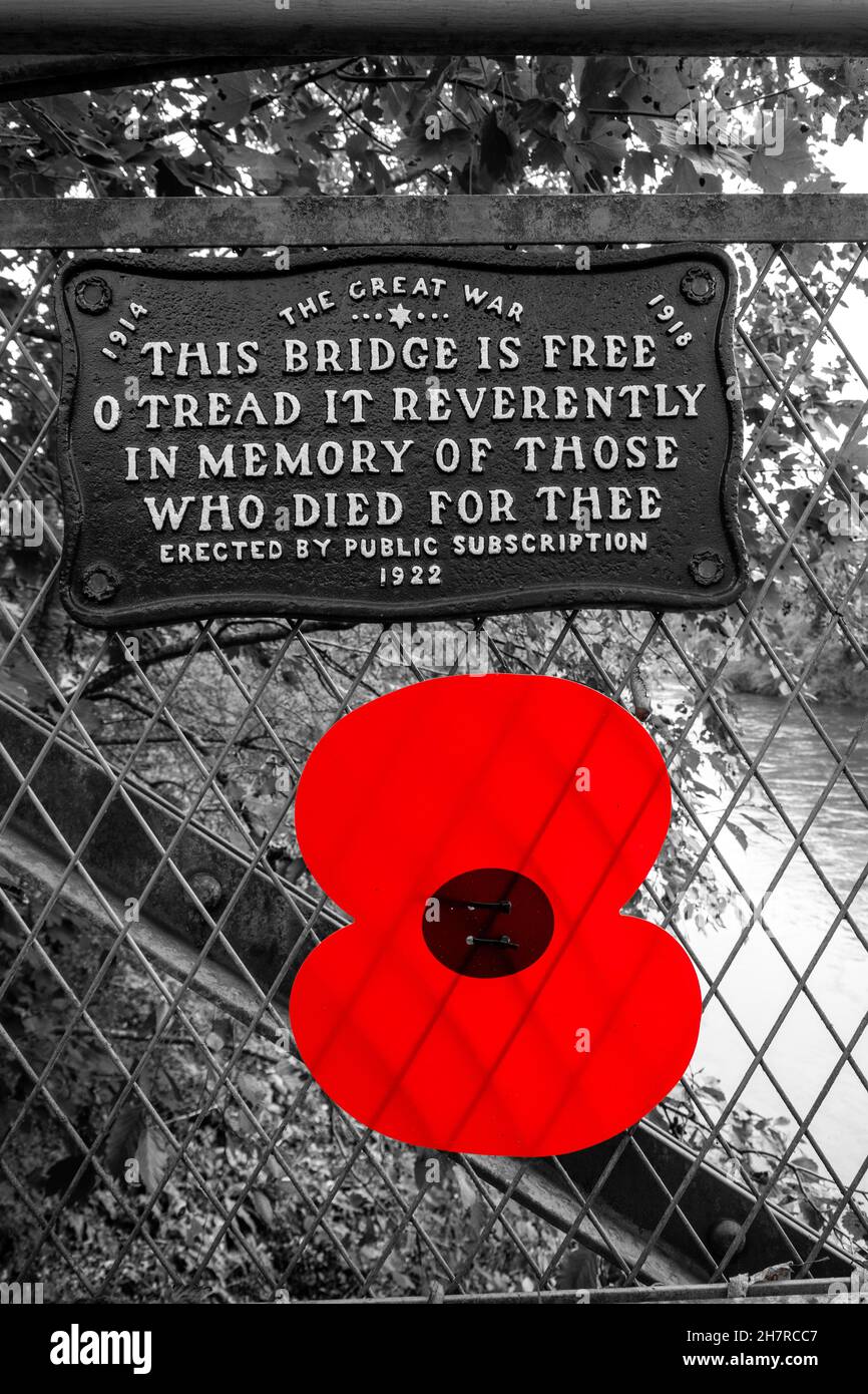 Souvenir du coquelicot et de la plaque sur Jackfield et Coalport Memorial Bridge au-dessus de la rivière Severn près d'Ironbridge, Shropshire, Angleterre, Royaume-Uni, novembre 2021 Banque D'Images