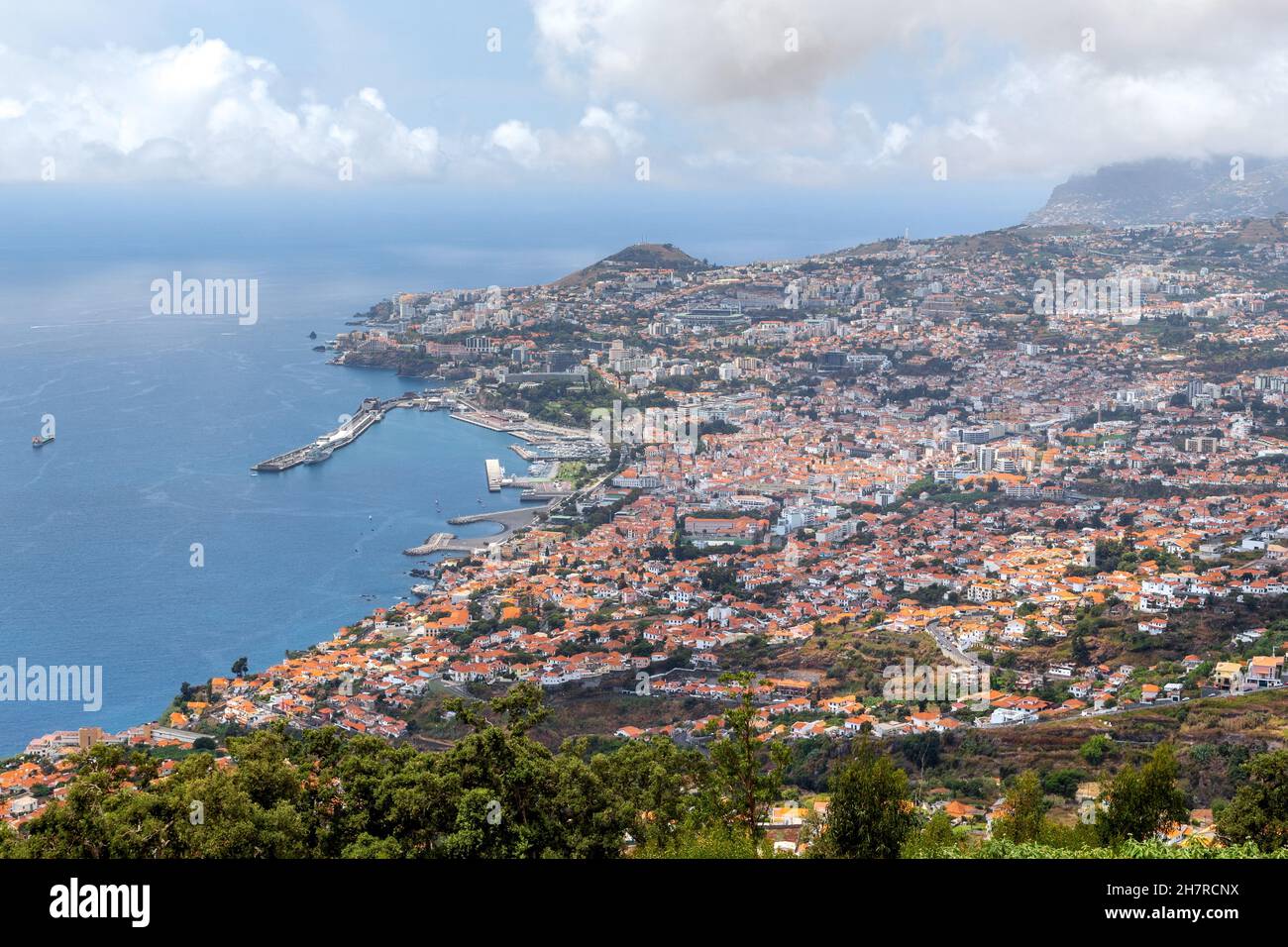 FUNCHAL, PORTUGAL - 30 AOÛT 2021 : vue panoramique de la capitale de Madère. Banque D'Images
