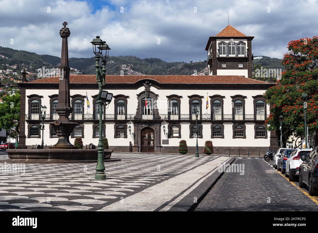 FUNCHAL, PORTUGAL - 29 AOÛT 2021 : place municipale avec le palais de la ville de Funchal, qui abrite l'hôtel de ville. Banque D'Images