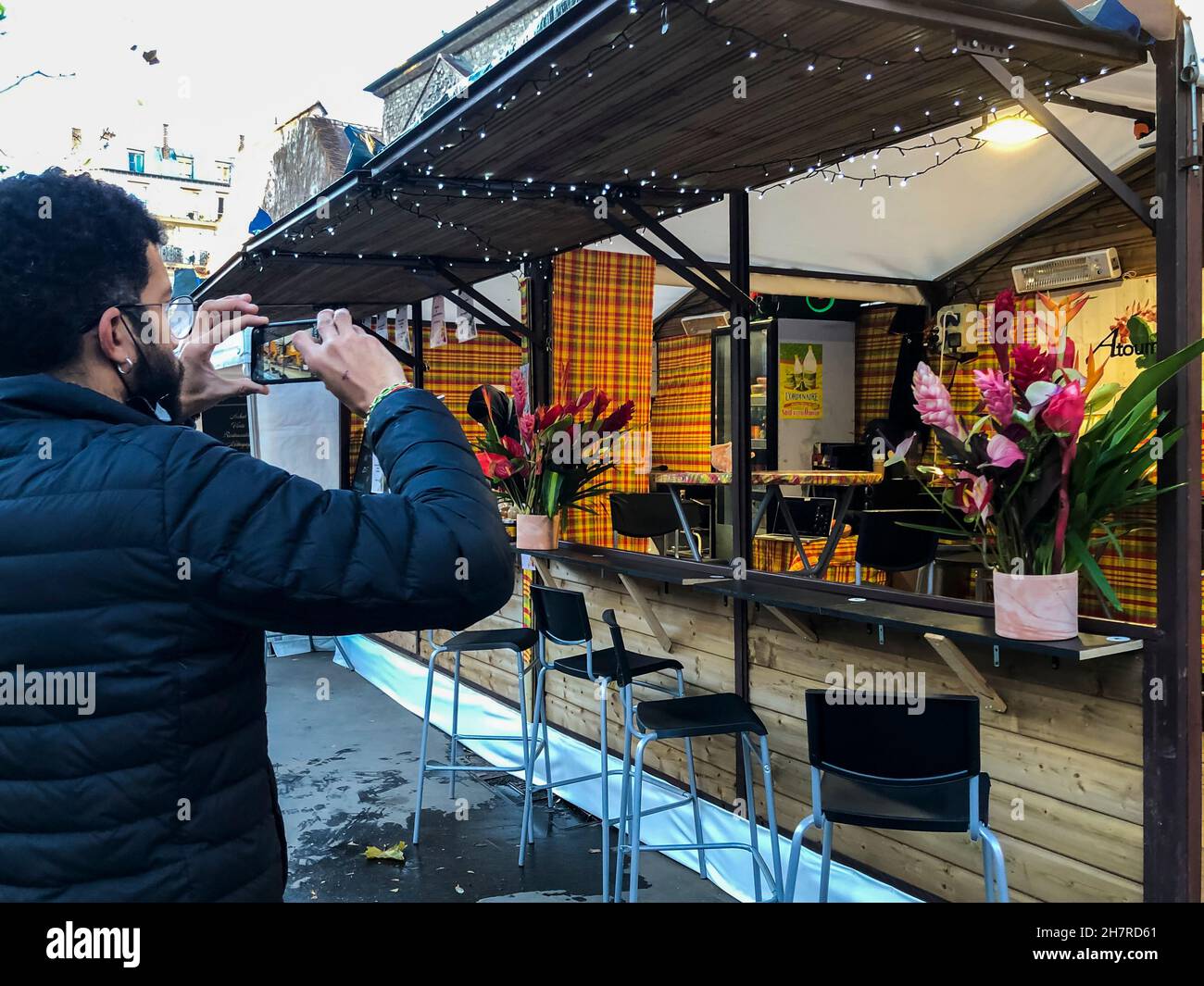 Paris, France, Homme prenant des photos, Restaurant africain sur la rue  dans le marché de Noël français, Saint Germain des Prés Photo Stock - Alamy