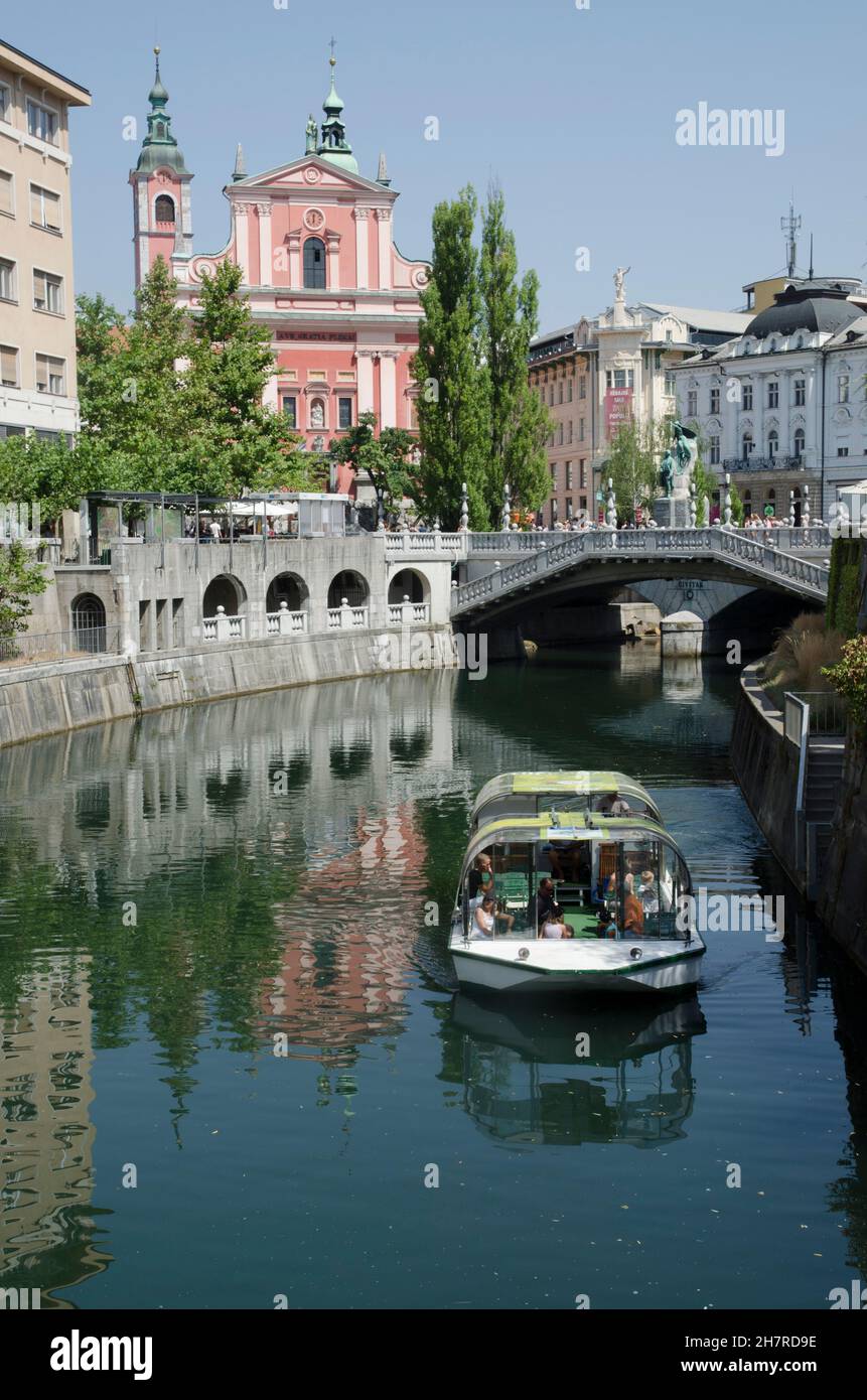 Bateau touristique de la rivière de la rivière de la rivière de la rivière de la République de Ljubljana et de l'église franciscaine de Banque D'Images