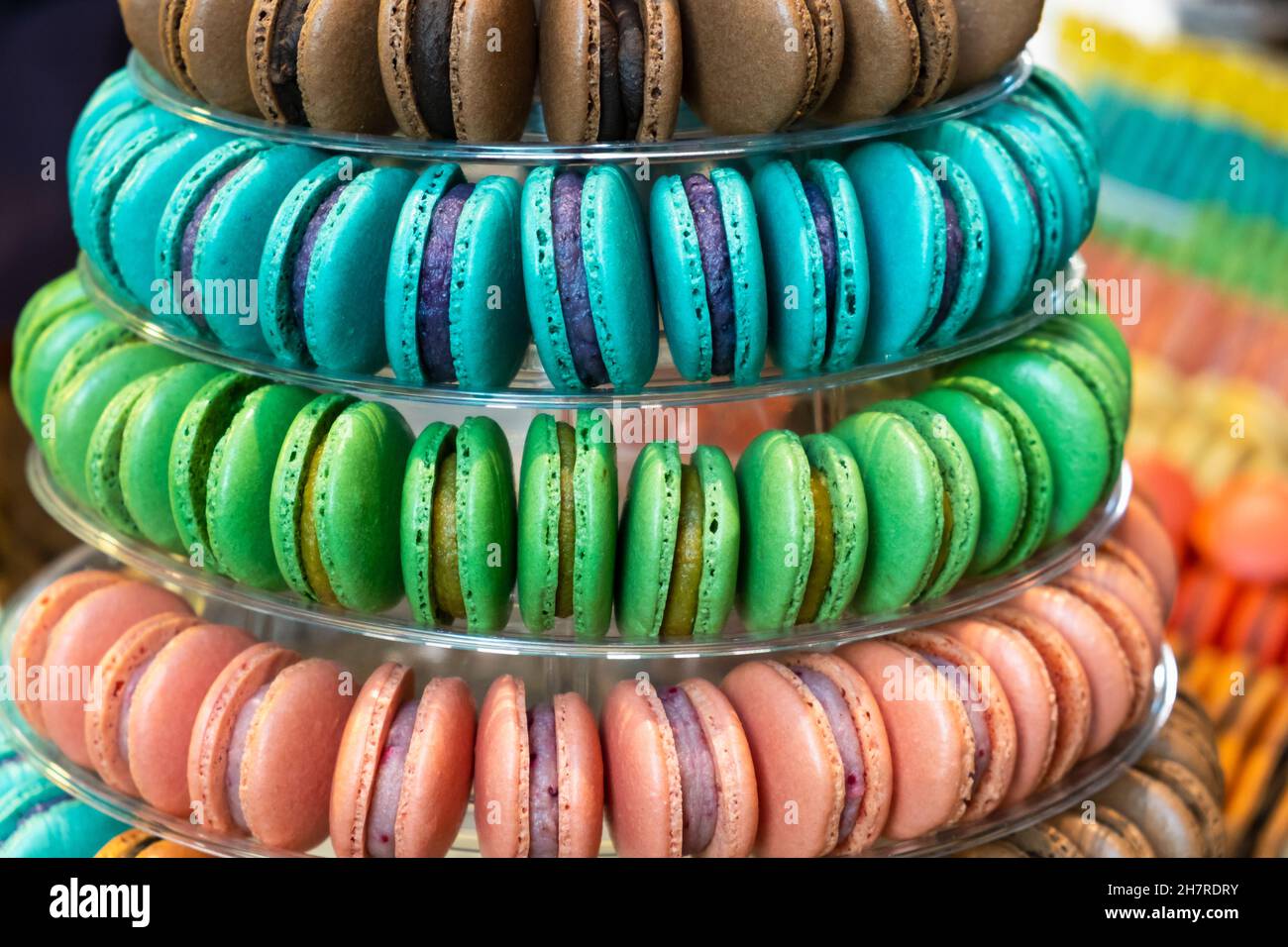 Pyramide des délicieux macarons français colorés pour la barre de bonbons pour un mariage ou une fête d'anniversaire, St Valentines Day, 8 mars, journée internationale des femmes, Fête des mères. Banque D'Images