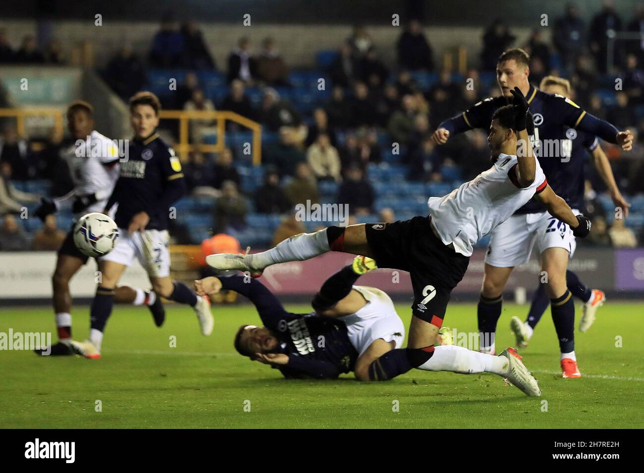 Londres, Royaume-Uni.24 novembre 2021.Dominic Solanke, de Bournemouth (9), tire et marque ses équipes le 1er but.EFL EFL Skybet Championship Match, Millwall contre AFC Bournemouth au Den à Londres le mercredi 24 novembre 2021. Cette image ne peut être utilisée qu'à des fins éditoriales.Utilisation éditoriale uniquement, licence requise pour une utilisation commerciale.Aucune utilisation dans les Paris, les jeux ou les publications d'un seul club/ligue/joueur. photo par Steffan Bowen/Andrew Orchard sports photographie/Alay Live news crédit: Andrew Orchard sports photographie/Alay Live News Banque D'Images