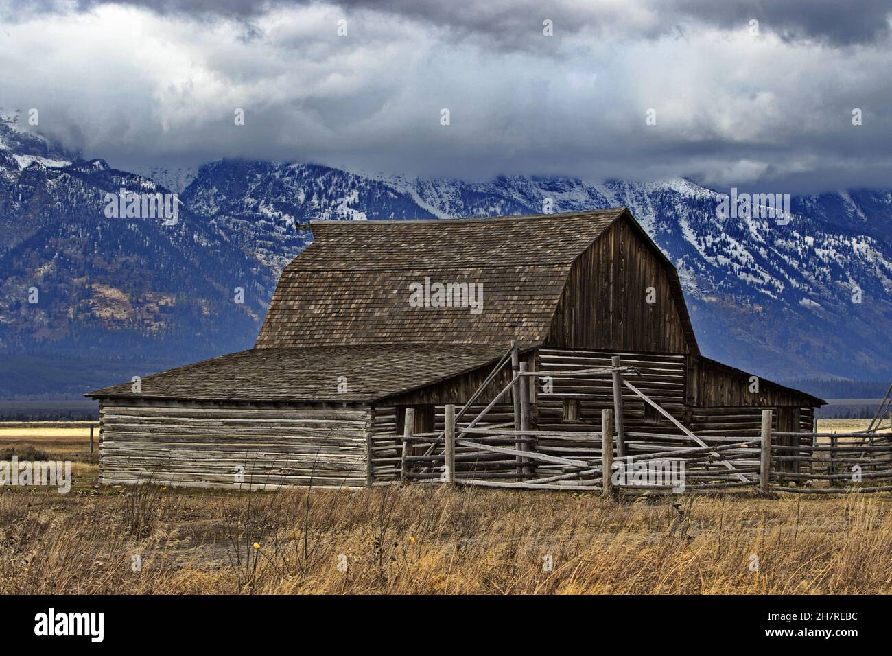 Le célèbre site historique de Molton Barn of Mormon Row, situé dans le parc national de Grand Teton, dans le Wyoming, reflète le passé de la maison.Toile de fond de Teton Banque D'Images