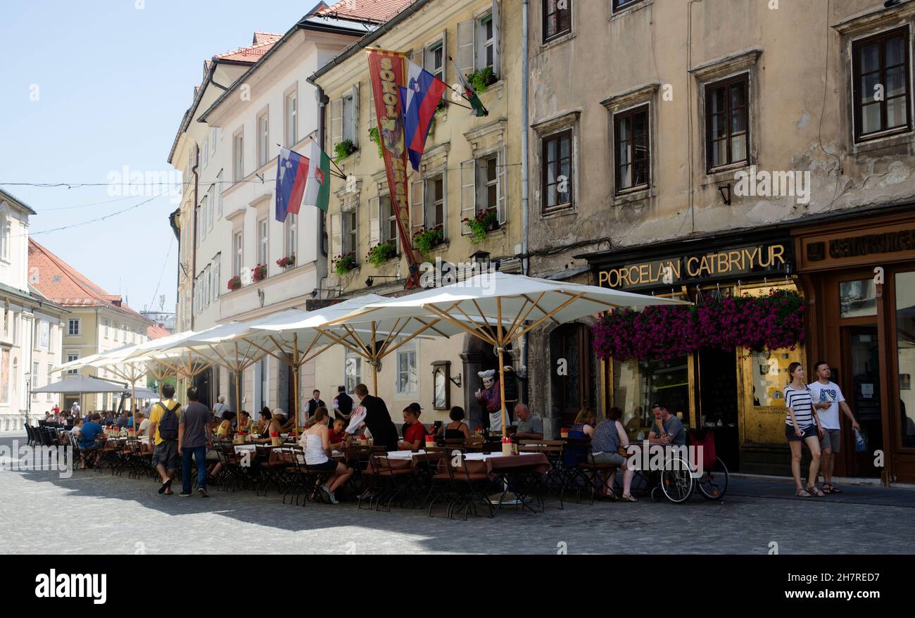 Rue café Restaurant Vieille ville médiévale Ljubljana Slovénie Banque D'Images