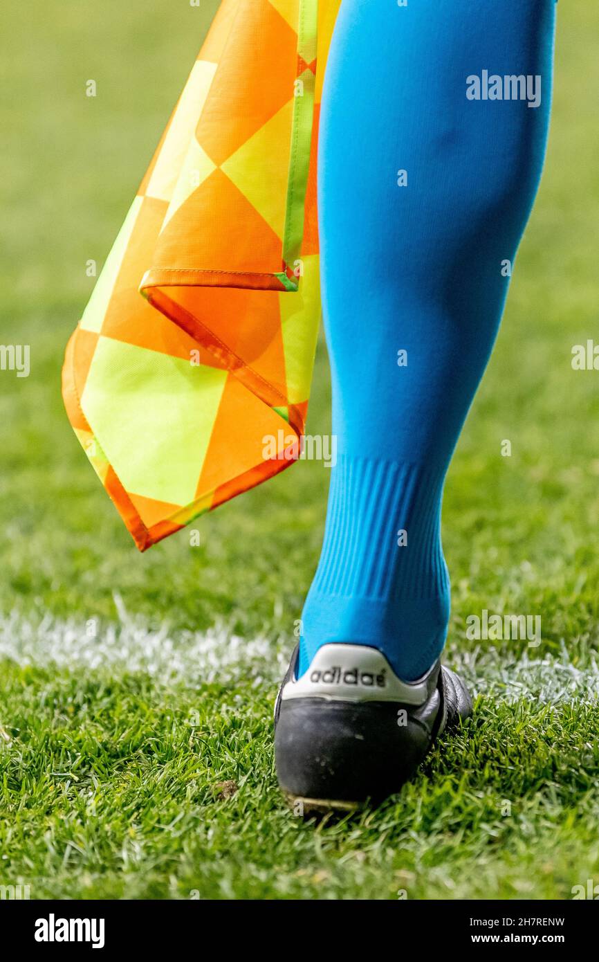 Assistant arbitre / drapeau de joueur de ligne de football et crampons de football Adidas - chaussures de football Banque D'Images