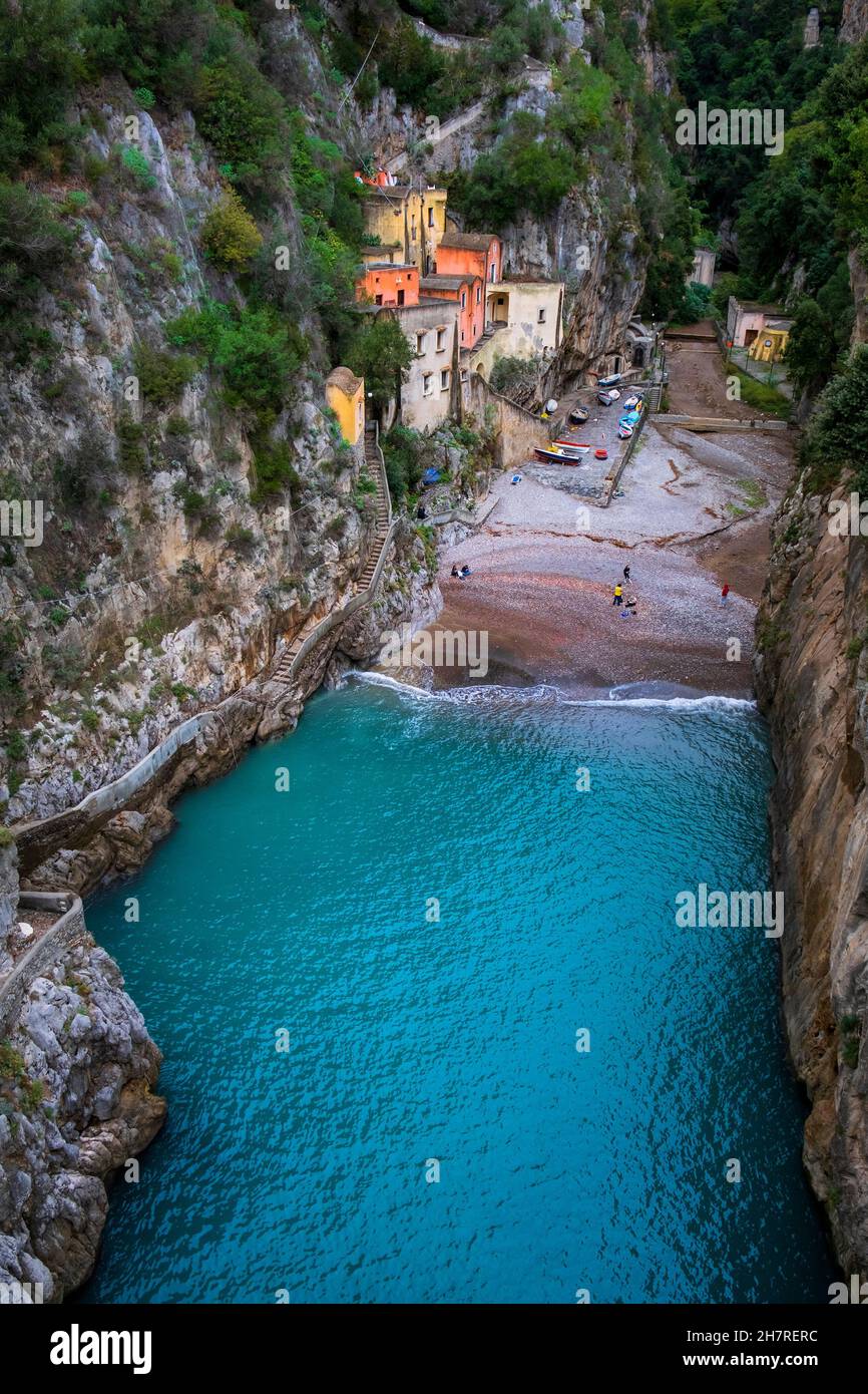 Fiordo di Fur Beach (Fjord de Fur) vu du pont, un endroit inhabituel et magnifique caché dans la province de Salerne, région Campanie, Italie Banque D'Images
