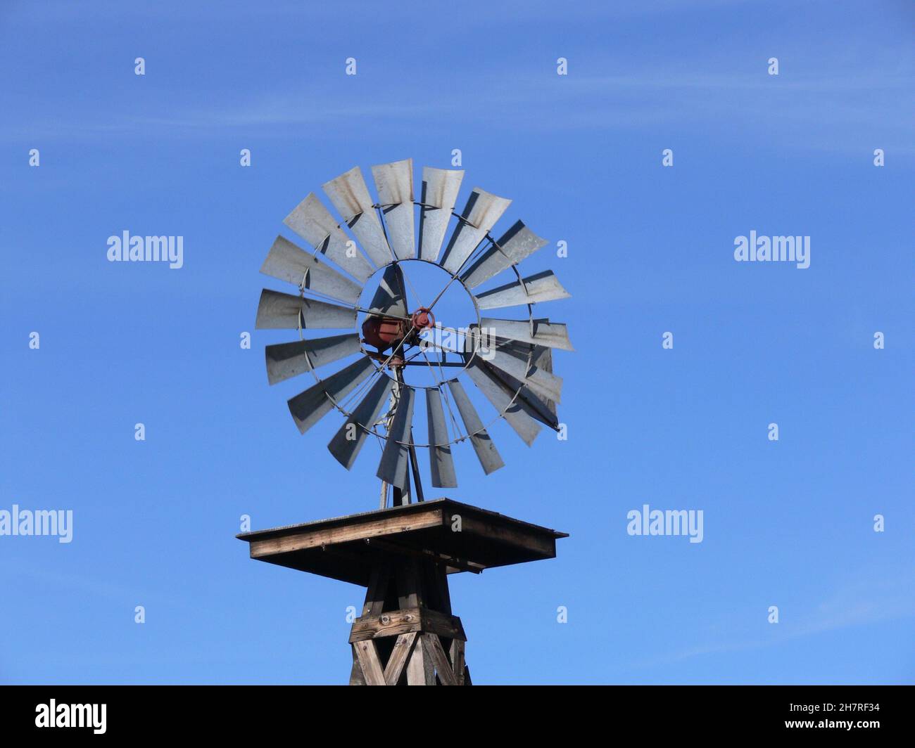 Le sommet d'un moulin à vent en fonctionnement dans l'ancien ouest. Banque D'Images