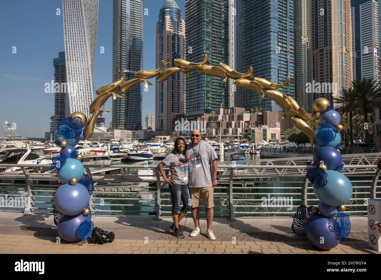 Couple américain posant pour des photos Dubai Marina eau Banque D'Images