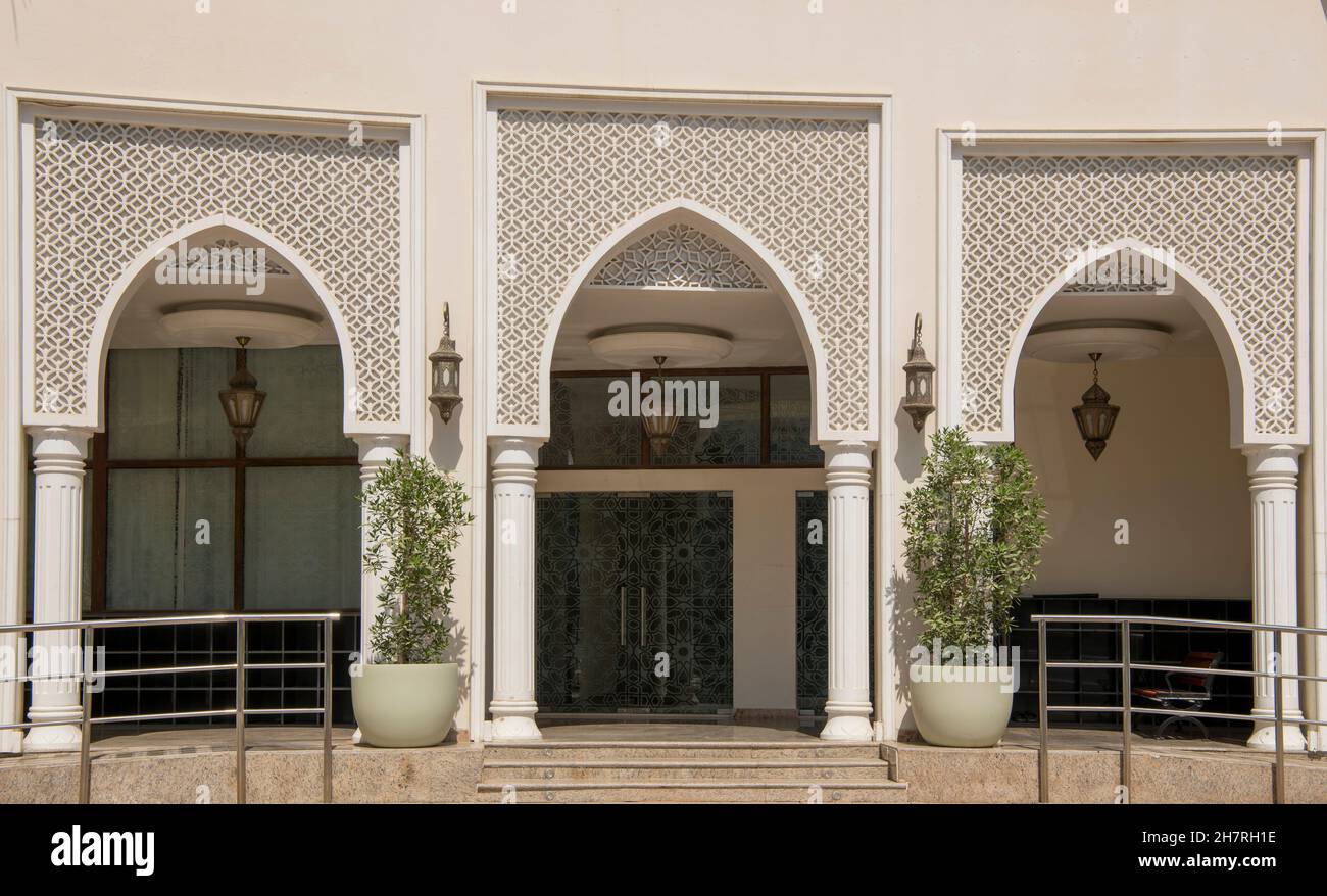 Entrée à l'architecture islamique classique Mosquée Mohammed Bin Almulla Dubai Marina Dubai Émirats Arabes Unis Banque D'Images