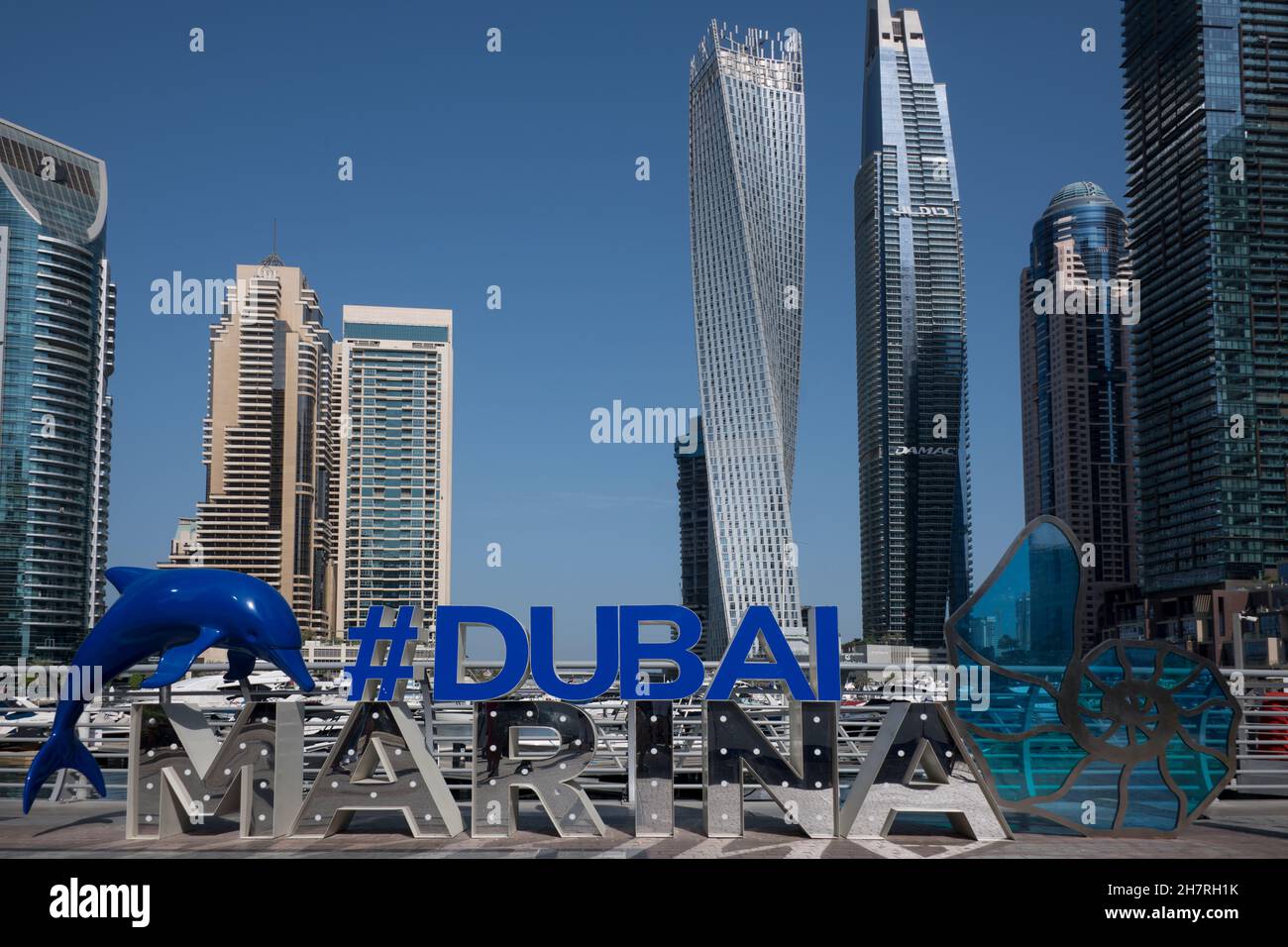 Panneau Dubai Marina avec gratte-ciel en arrière-plan des Émirats Arabes Unis Banque D'Images