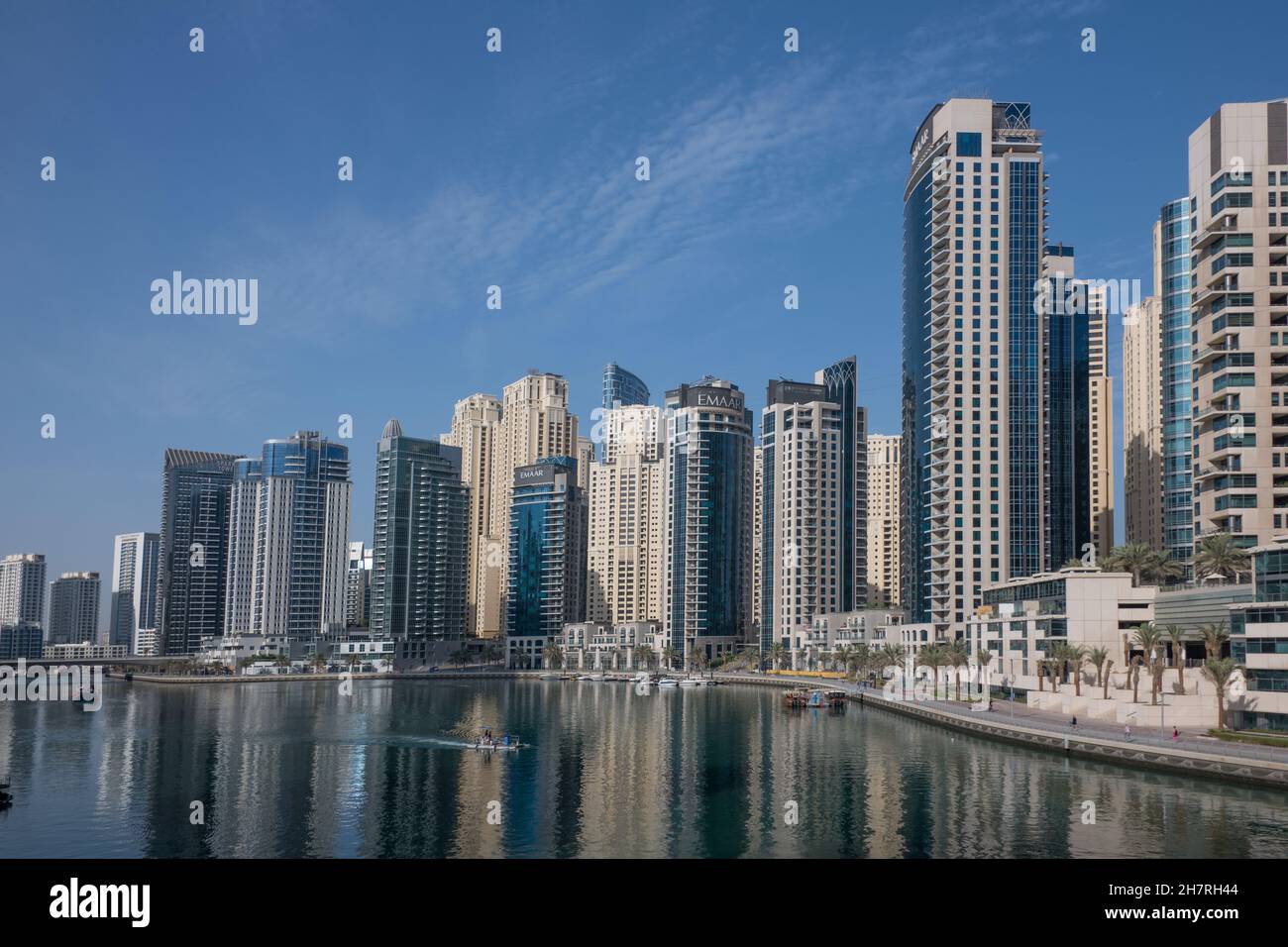 Immeubles d'appartements en hauteur au bord de l'eau Dubai Marina eau Banque D'Images