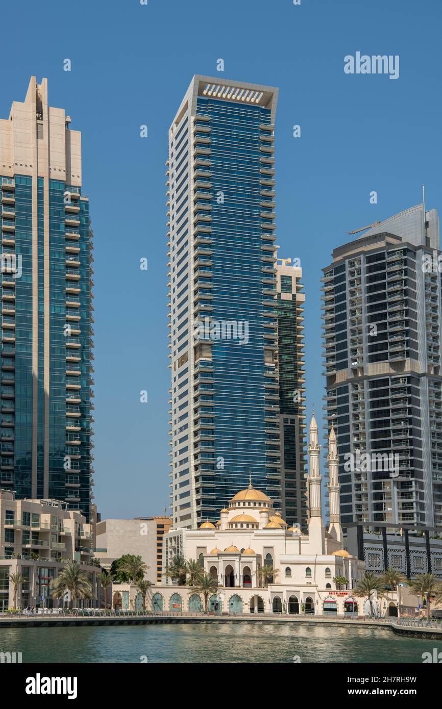 Mosquée Mohammed Bin Almulla et gratte-ciel Dubai Marina Dubai Émirats Arabes Unis Banque D'Images