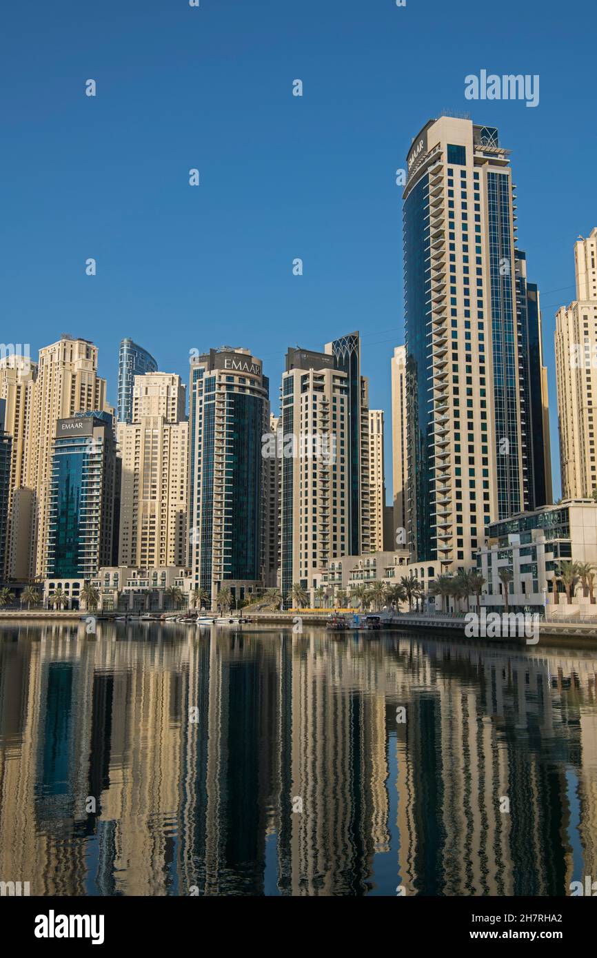 Refections Waterfront Highrise Apartments Marina district Dubai eau Banque D'Images