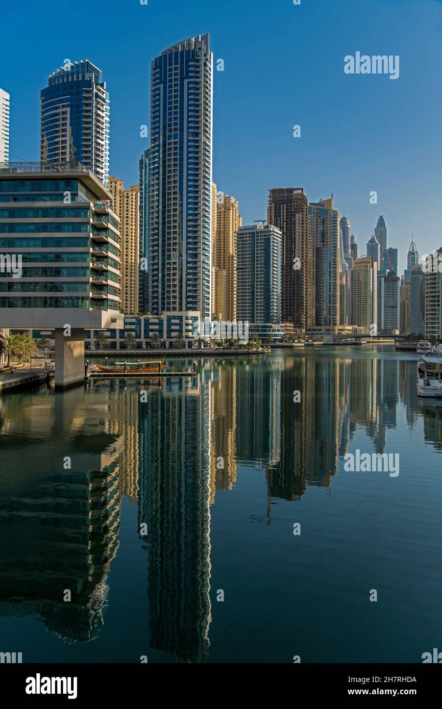 Réflexions immeubles de bureaux en hauteur quartier de la Marina Dubaï Émirats Arabes Unis Banque D'Images