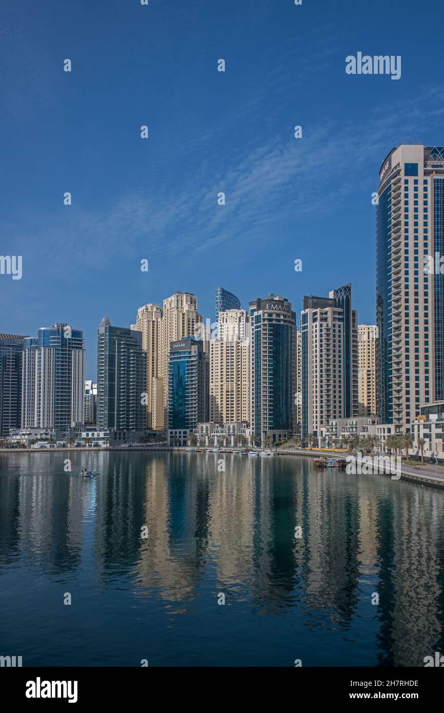 Réflexions immeubles d'appartements en hauteur au bord de l'eau Dubai Marina eau Banque D'Images