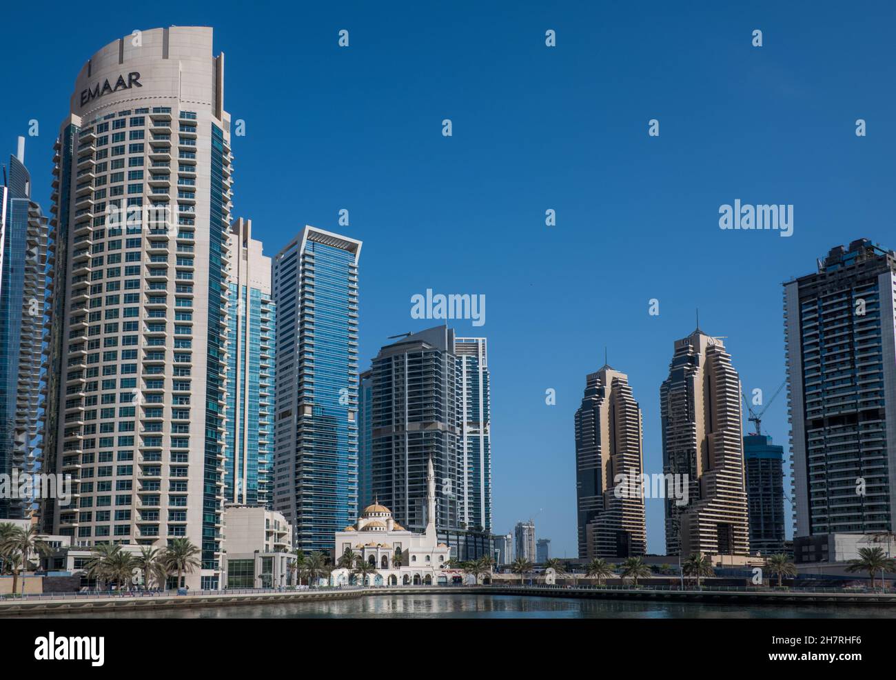 Gratte-ciel et mosquée Mohammed Bin Almulla Dubai Marina eau Banque D'Images