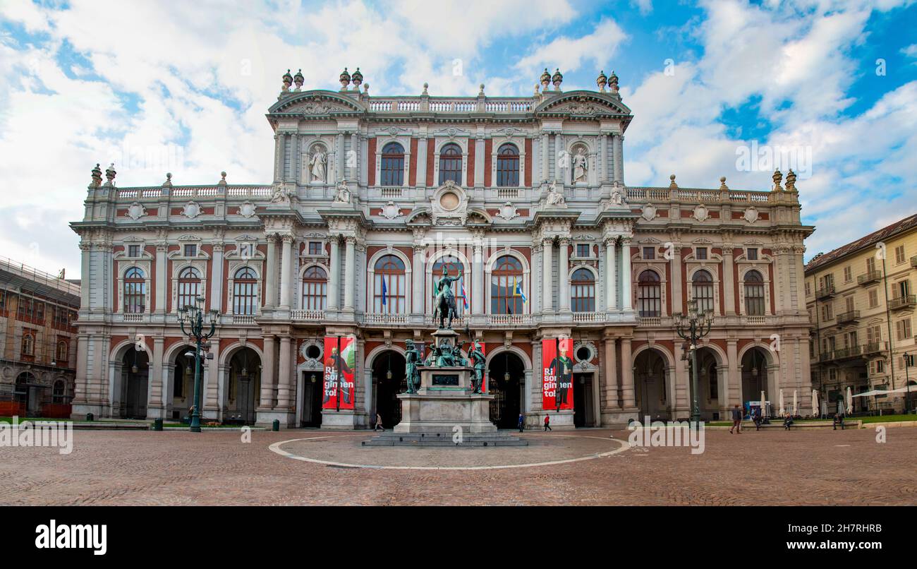 Belle architecture et statues ornées de la Piazza Carlo Alberto, Turin, Piémont, Italie Banque D'Images Belle architecture et statues ornées de la Piazza Carlo Alberto, Turin, Piémont, Italie Banque D'Images